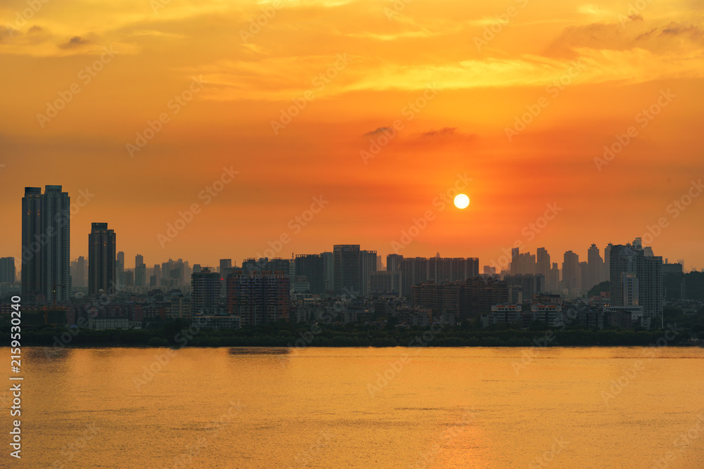 Obraz premium Yangtze River Sunset - City Skyline View at Dusk