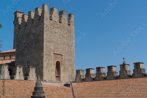 Foto Historic tower and crenellated battlements of Rocchetta Mattei Castle in Grizzana Morandi, Emilia-Romagna, Italy