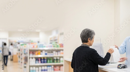 薬局で処方薬を受け取る高齢者の服薬と健康管理