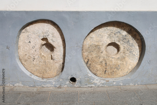 Foto Old millstones embedded to prevent carriages from breaking the walls in The Jewi