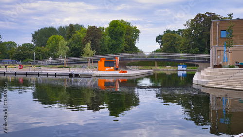 Idyllischer Blick auf die Wasserfläche und Fußgängerbrücke am Stadthafen mit schöner Spiegelung im Wasser – Leipzig, Sachsen, Deutschland
