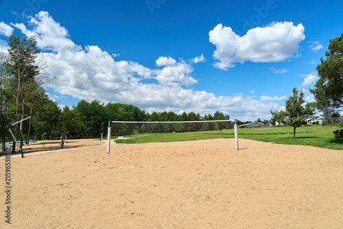 Foto An outdoor beach volleyball court under a bright blue summer sky.