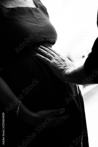 Canvastavla Hand gently touching a pregnant woman's belly