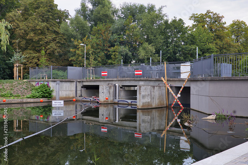 Blick auf den Blüthnersteg am Kanal mit Wasserspiegelung und umgebenden Bäumen an einem Sommertag – Leipzig, Sachsen, Deutschland