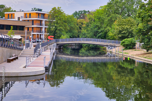 Blick auf die Schreberbrücke über den Kanal am Stadthafen mit idyllischer Wasserspiegelung und umgebenden Grünanlagen – Stadt Leipzig, Sachsen, Deutschland