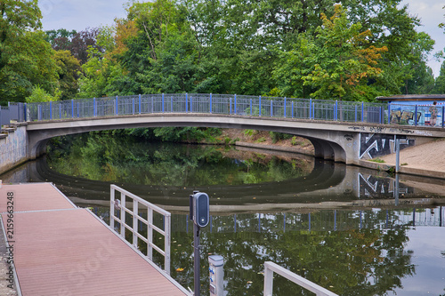 Blick auf die Schreberbrücke über den Kanal am Stadthafen mit idyllischer Wasserspiegelung und umgebenden Grünanlagen – Stadt Leipzig, Sachsen, Deutschland