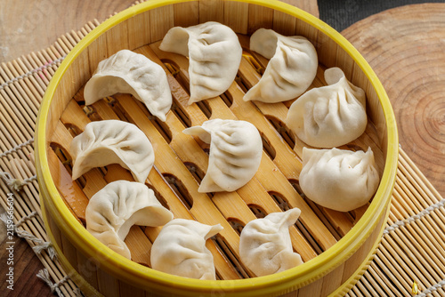 Fotografía Handmade steamed dumplings in bamboo steamer