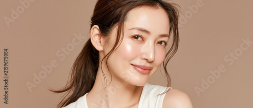 日本人, 女性, 50代, 40代, ミドル, シニア, 美容, スキンケア, エイジングケア, 健康, ライフスタイル, 美人, ナチュラル, 清潔感, 透明感, 白背景, コピースペース, 広告素材, 信頼感, 微笑み, ウェルビーイング, 上半身, 視線, ポニーテール, 化粧品, エステ, 自己肯定感, オーセンティック, ポジティブエイジング, 日本, ウェルエイジング, サプリメント,