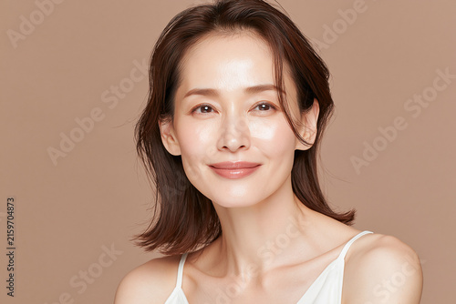 Naklejka 日本人, 女性, 50代, 40代, ミドル, シニア, 美容, スキンケア, エイジングケア, 健康, ライフスタイル, 美人, ナチュラル, 清潔感, 透明感, 白背景, コピースペース, 広告素材, 信頼感, 微笑み, ウェルビーイング, 上半身, 視線, ポニーテール, 化粧品, エステ, 自己肯定感, オーセンティック, ポジティブエイジング, 日本, ウェルエイジング, サプリメント,