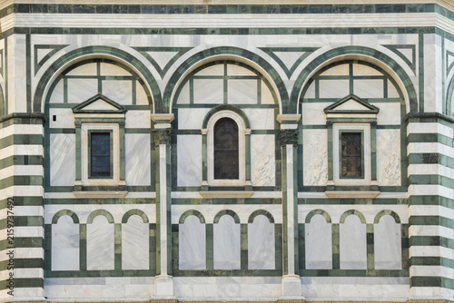 Принти на полотні Detalle de la fachada de mármol blanco y verde con arcos y ventanas geométricas de arquitectura renacentista en Florencia