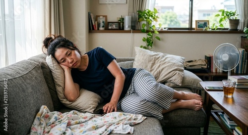 夏バテで体調が悪そうな女性