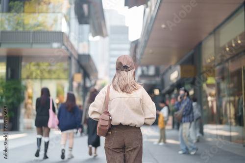 Obraz na płótnie woman traveler travel in Chengdu city