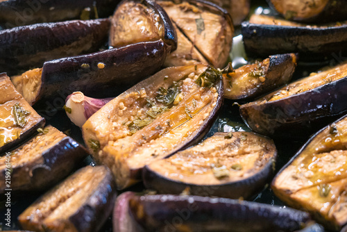 Bild auf Leinwand Melanzane al forno morbide e dorate, un invitante sapore di cucina mediterranea