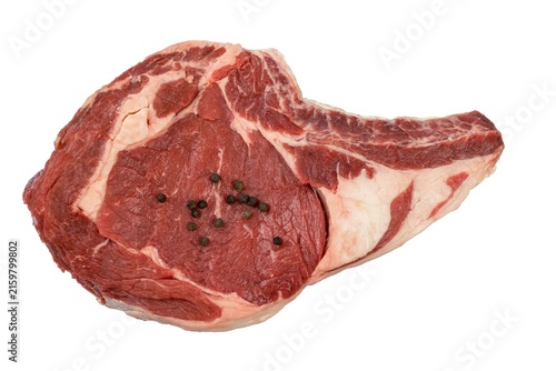 Côte de bœuf crue persillée isolé sur un fond blanc