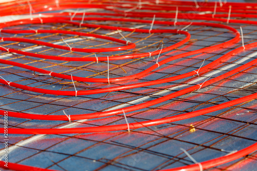 Cuadro en lienzo Red tubing lies coiled on a metal grid