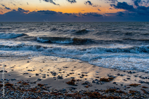 Blick auf die Ostsee bei Fehmarn mit dramatischen Abendhimmel