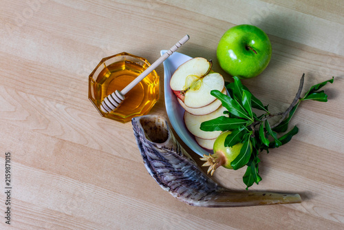 Foto Rosh hashanah symbols with honey, apples, pomegranate, and shofar