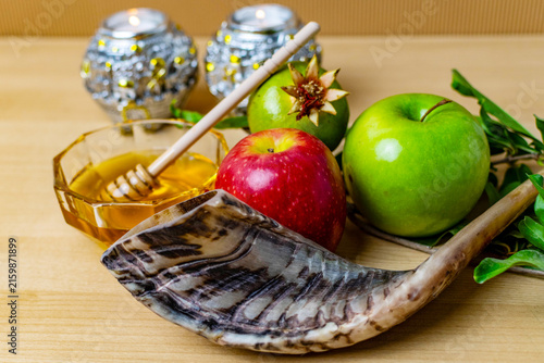 Canvastavla Rosh hashanah symbols with shofar, honey, and apples