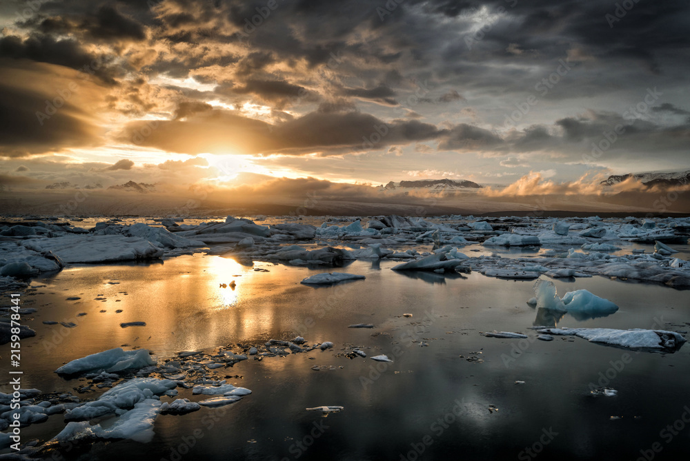Fototapeta premium Ice blocks melting on diamond beach, vatnajokull glacier, iceland