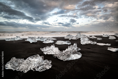 Fotografía Ice blocks melting on diamond beach, vatnajokull glacier, iceland