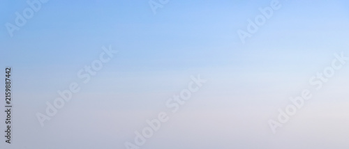 фотографія Smooth pastel gradient sky background featuring a seamless blend of soft blue and pale off-white tones, ideal for minimalist graphic design overlays and digital backdrops