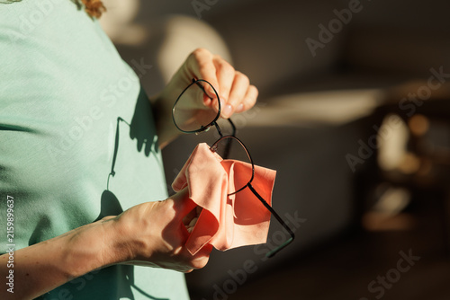 Foto Woman Hands Carefully Cleaning Eyeglasses With Soft Microfiber Cloth