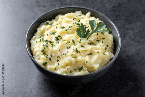 Canvastavla Creamy mashed potatoes with fresh parsley on black background