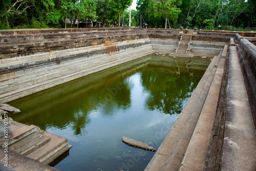Foto basin Kuttam Pokuna at the village of Anuradhapura, a historic bathing lake