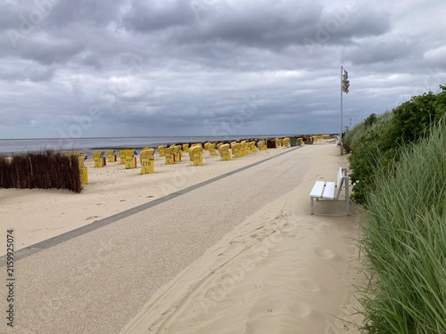 Strandpromenade in Cuxhaven Döse an der Nordsee einsam mit Bank