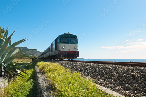 Quadro su tela Treno passeggeri regionale in transito sulla ferrovia costiera lungo il Mar Ioni