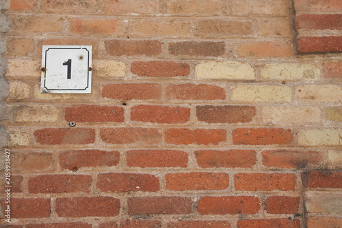 Número 1 sobre pared de ladrillos