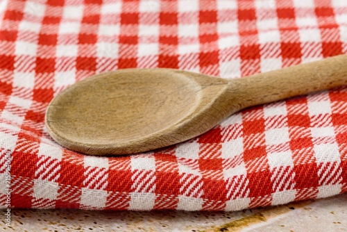 Cuillère en bois de cuisine sur un torchon