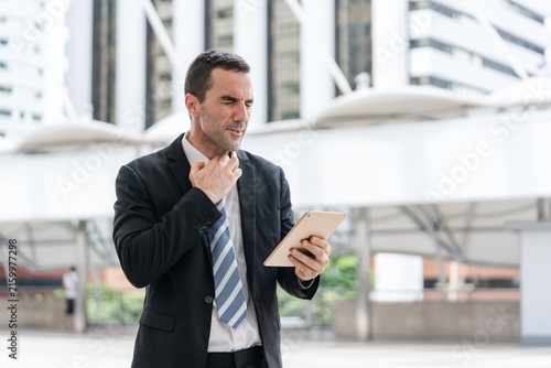 Foto overworked male executive suffering from heat stress and panic attack outside a