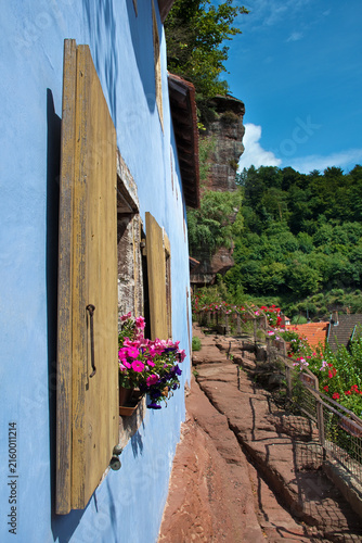 Historische Felsenhäuser von Graufthal. Blaue Fassaden der Halbhöhlenwohnungen entlang der Klippen, Detail