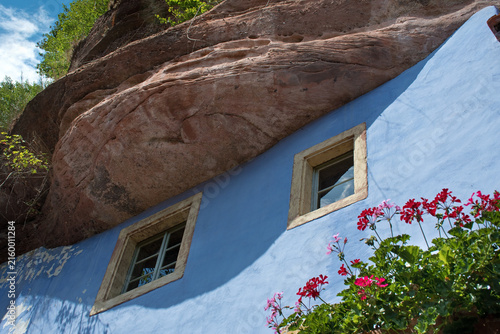 Historische Felsenhäuser von Graufthal. Detail der blauen Fassaden mit Sandstein und kleinen Fenstern