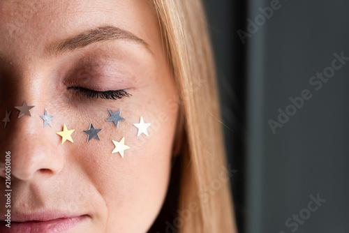 Cuadro en lienzo Stars adorn closed eyes beautifully.
