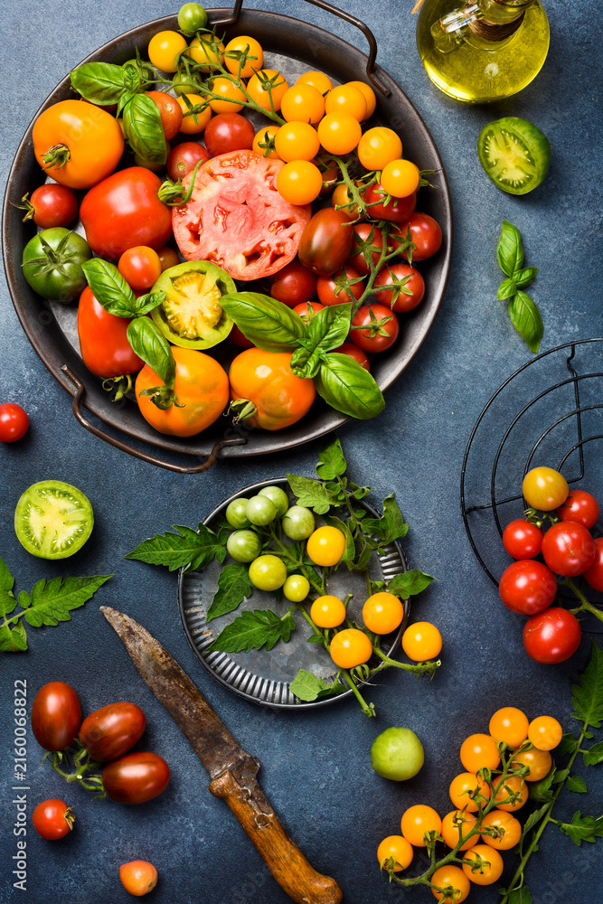 Obraz premium Fresh heirloom tomatoes background, organic produce at a Farmer's market. Tomatoes rainbow.