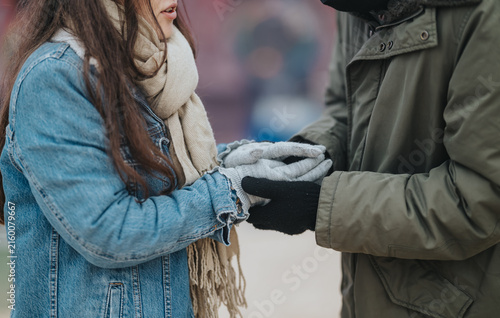 Cuadro en lienzo A couple holding hands outdoors in winter wearing coats and scarves