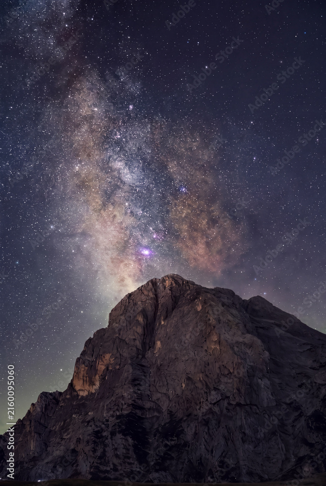 Fototapeta premium La Via Lattea sopra al Gran Sasso D'Italia 