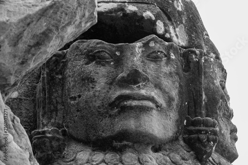 Foto visage sculptée dans la pierre au temple du Bayon au coeur d'Angkor Thom, Siem R