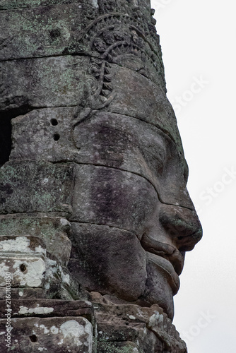 Bild auf Leinwand visage sculptée dans la pierre au temple du Bayon au coeur d'Angkor Thom, Siem R