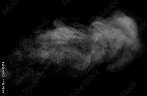 Foto Soft gray smoke drifting across a deep black background, creating an abstract atmospheric effect with flowing vapor, delicate texture, mysterious mood, and dramatic visual depth