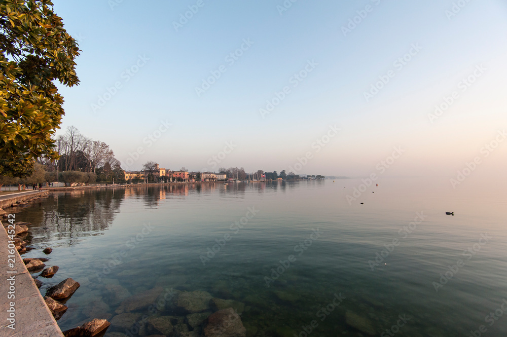 Fototapeta premium Tramonto invernale sul lago di Garda presso Bardolino