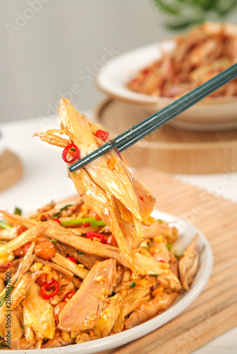 Foto Stir-fried salted bamboo shoots with chopsticks - Asian farmhouse cuisine in cer