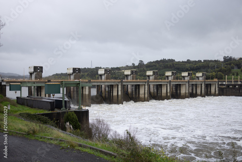 Barragem de Crestuma-Lever em dia de temporal 
