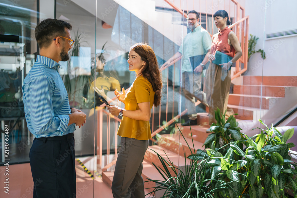 Obraz premium Business colleagues collaborating and discussing in modern office environment