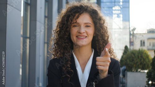 Cuadro en lienzo Portrait happy smiling excited Caucasian business woman coming up with idea excited looking pointing at camera hey you gesture in city