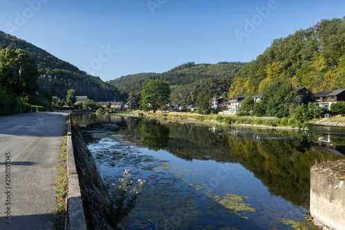 Cuadro en lienzo Summer view of the picturesque Semois River as it winds slowly through Bohan-sur-Semois, in Namur, Belgium