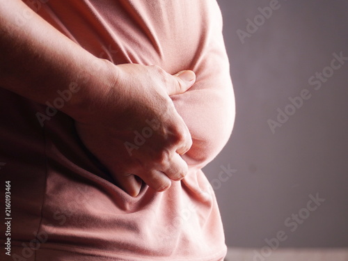 Fotografía A side-view close-up of a fat, flabby male belly.