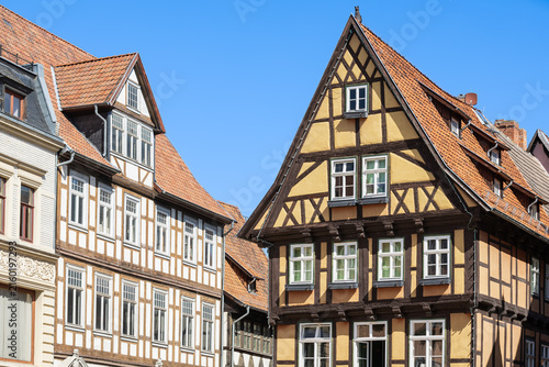 Foto Architectural close-up of a traditional half-timbered house with a steep red roof in Quedlinburg, Germany